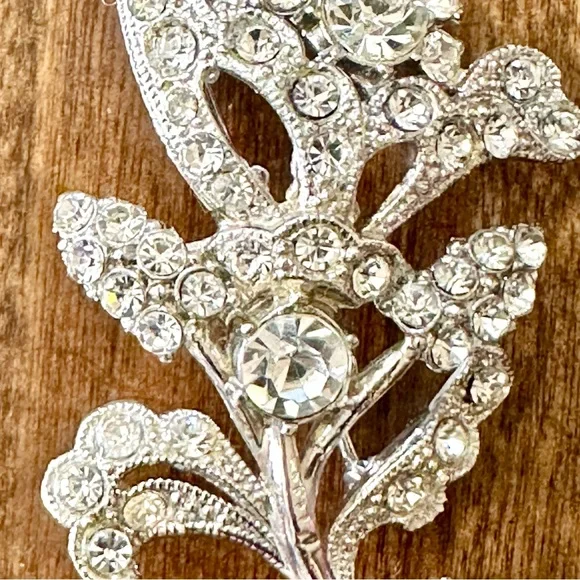 VINTAGE - Ornate Rhinestone Brooch with Intricate Floral Design - Picture 8 of 10